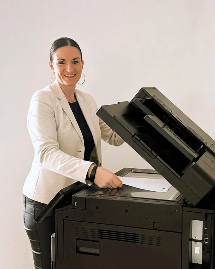 Christine Prenninger neben einem Multifunktionsgerät bei PIT IT