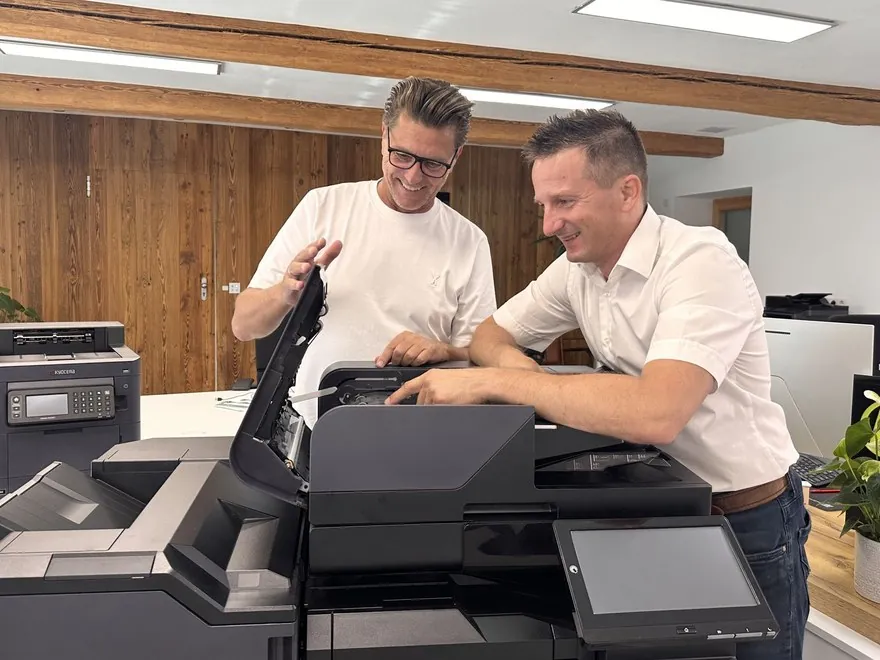 Christian Ganglbauer und Ing. Martin Prenninger in lockerer Beratung am KYOCERA-Multifunktionssystem